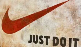 Nhãn hiệu giầy Nike nổi tiếng nhờ Logo hay ngược lại?