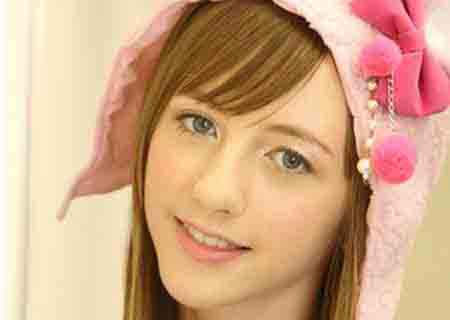 Beckii Cruel, hot idol in Japan