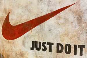 Nhãn hiệu giầy Nike nổi tiếng nhờ Logo hay ngược lại?